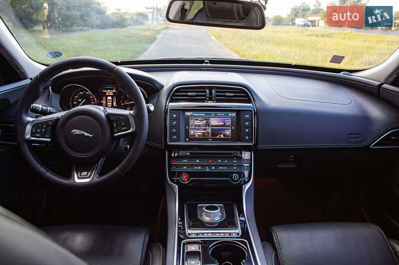 Седан Jaguar XE 2015 в Києві