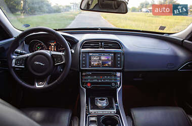 Седан Jaguar XE 2015 в 
