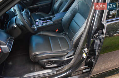Седан Jaguar XE 2015 в 