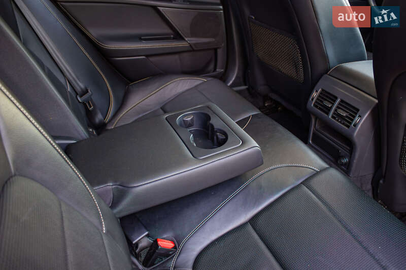 Седан Jaguar XE 2015 в Києві