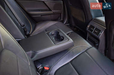 Седан Jaguar XE 2015 в 