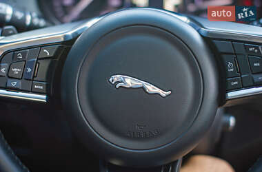 Седан Jaguar XE 2015 в 