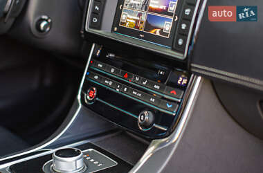 Седан Jaguar XE 2015 в 