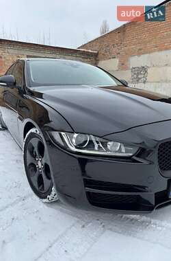 Седан Jaguar XE 2016 в 