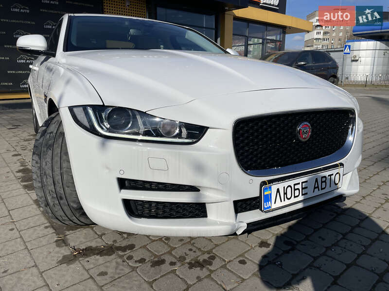 Седан Jaguar XE 2016 в Львове