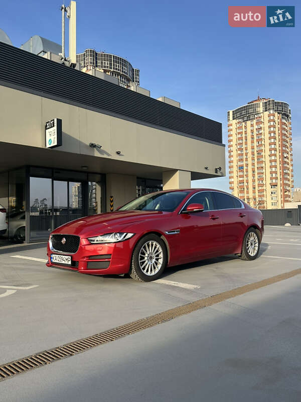 Седан Jaguar XE 2015 в 