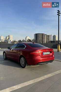 Седан Jaguar XE 2015 в 