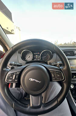 Седан Jaguar XE 2015 в 