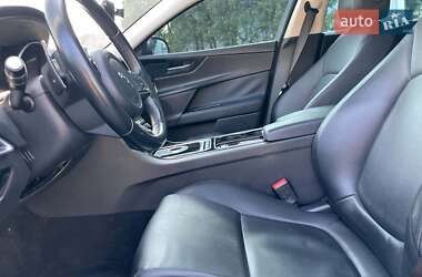 Седан Jaguar XE 2016 в 