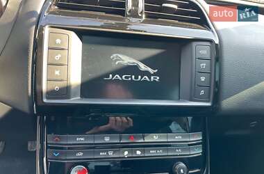 Седан Jaguar XE 2016 в 