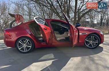 Седан Jaguar XE 2016 в 