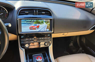 Седан Jaguar XE 2016 в 