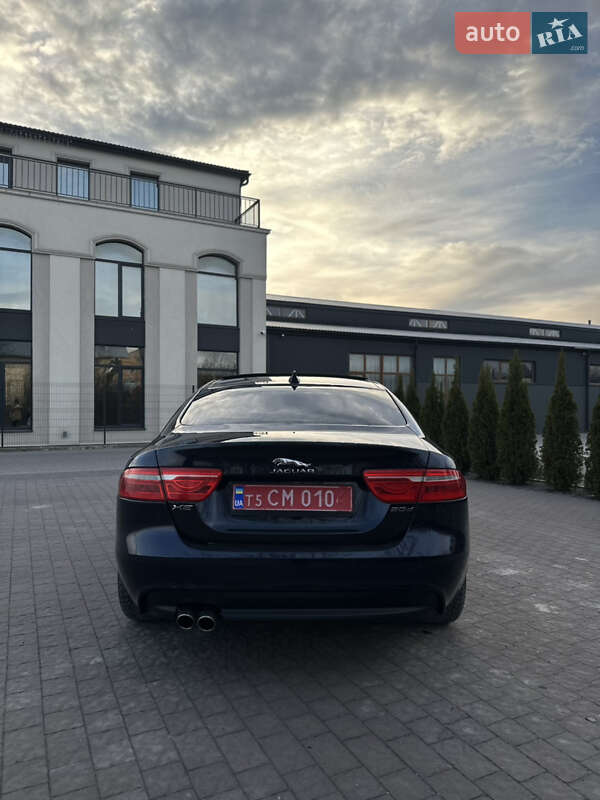 Седан Jaguar XE 2016 в 