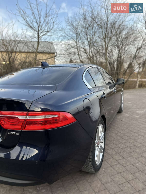Седан Jaguar XE 2016 в Львове