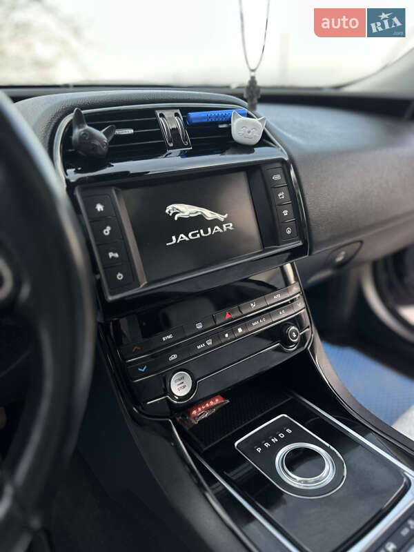 Седан Jaguar XE 2016 в Львове