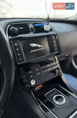Седан Jaguar XE 2016 в 