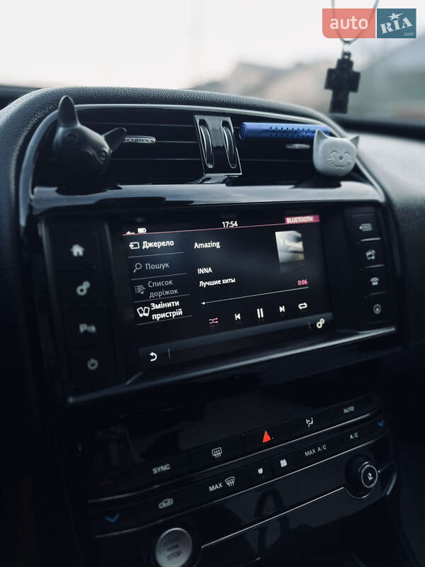 Седан Jaguar XE 2016 в Львове