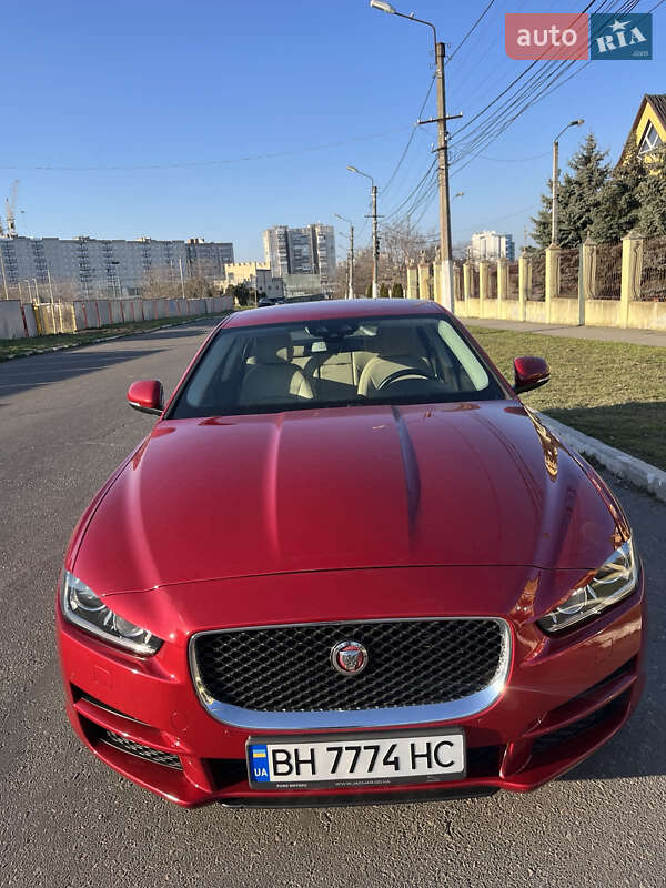 Седан Jaguar XE 2016 в 