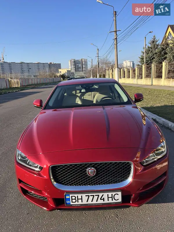 Седан Jaguar XE 2016 в 