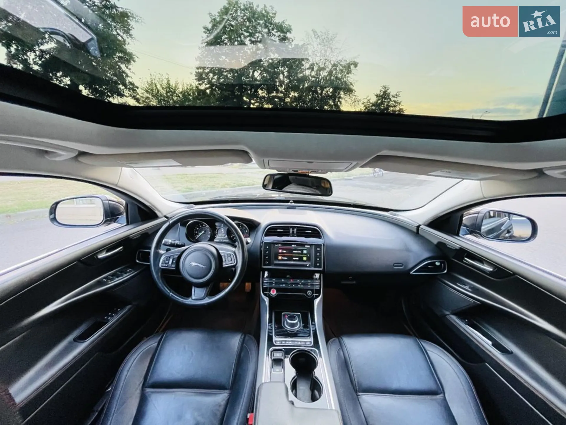 2016 Jaguar XE - мініатюра 4