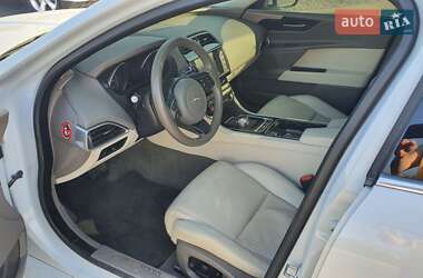 Седан Jaguar XE 2015 в 