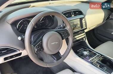 Седан Jaguar XE 2015 в 