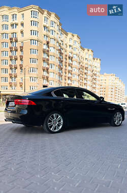 Седан Jaguar XE 2019 в 