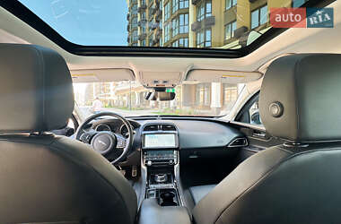 Седан Jaguar XE 2019 в 