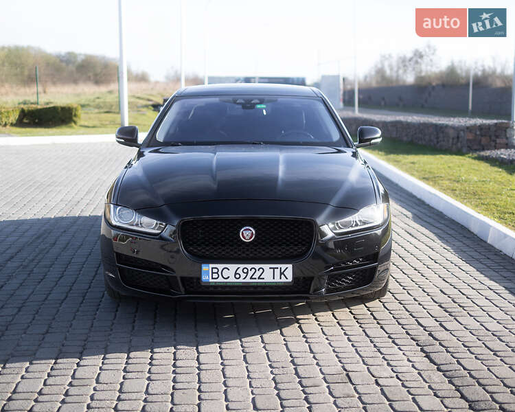 Седан Jaguar XE 2016 в 