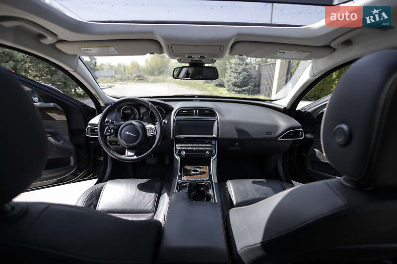 Седан Jaguar XE 2016 в 
