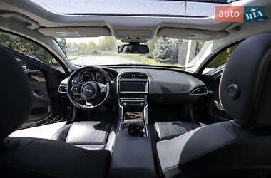 Седан Jaguar XE 2016 в 