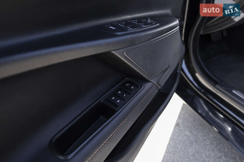 Седан Jaguar XE 2016 в Львове