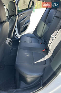 Седан Jaguar XE 2016 в 