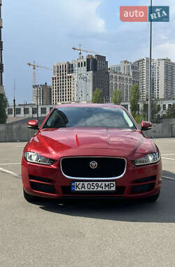 Седан Jaguar XE 2015 в Львове