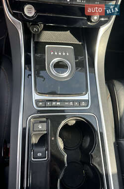 Седан Jaguar XE 2015 в 