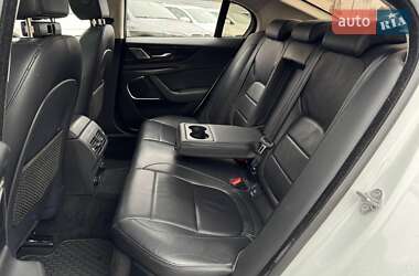 Седан Jaguar XE 2019 в 