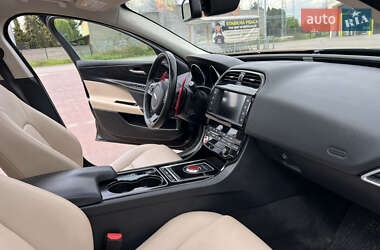 Седан Jaguar XE 2017 в 