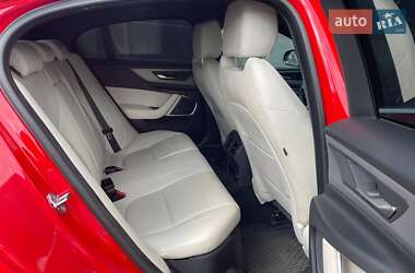 Седан Jaguar XE 2019 в 