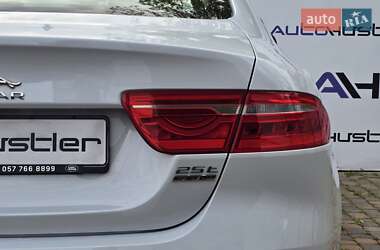 Седан Jaguar XE 2018 в 