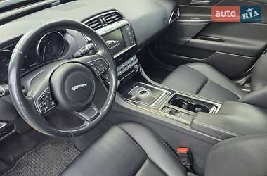 Седан Jaguar XE 2018 в 