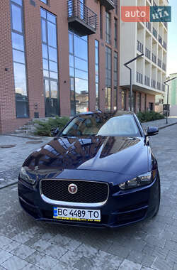 Седан Jaguar XE 2016 в Львове