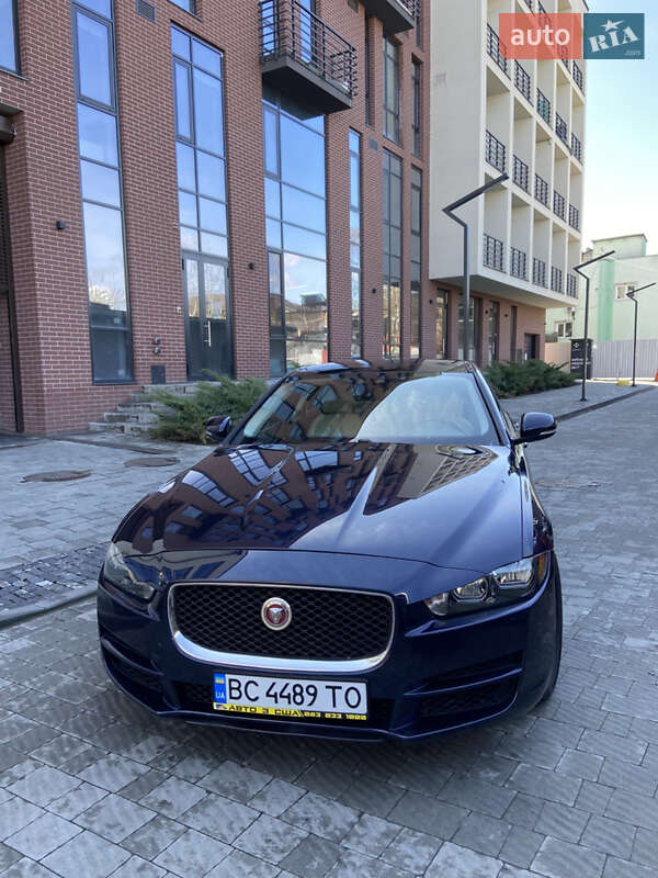 Седан Jaguar XE 2016 в 