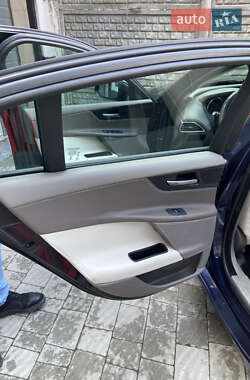 Седан Jaguar XE 2016 в 