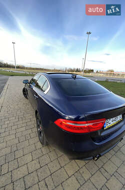 Седан Jaguar XE 2016 в 