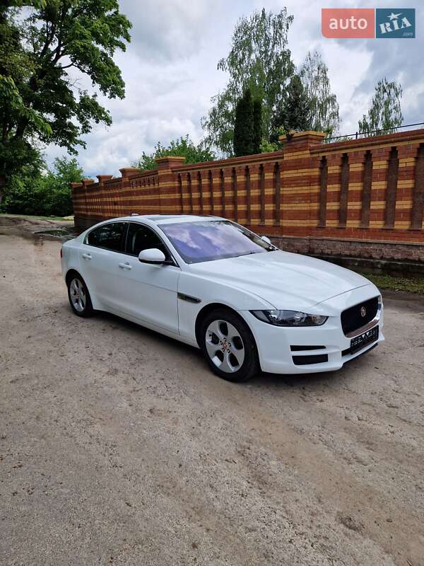 Седан Jaguar XE 2017 в 