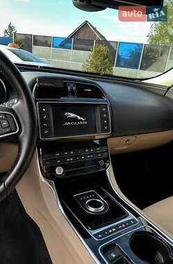 Седан Jaguar XE 2017 в 