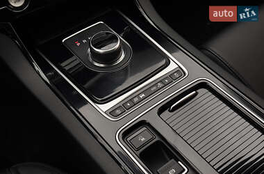 Седан Jaguar XE 2018 в 