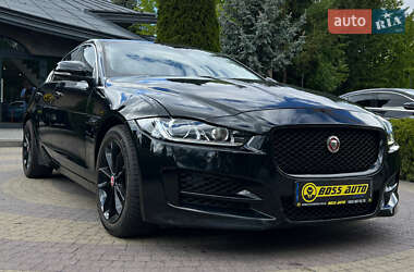 Седан Jaguar XE 2017 в Львові