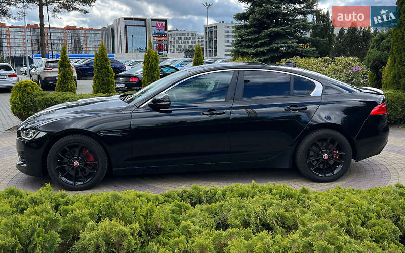 Седан Jaguar XE 2017 в Львове