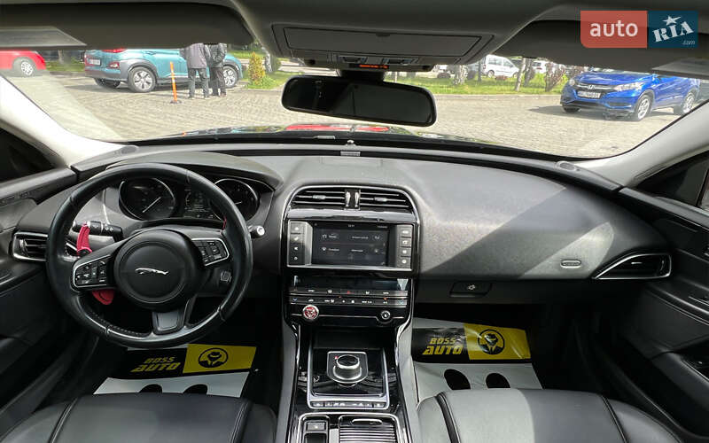 Седан Jaguar XE 2017 в Львове